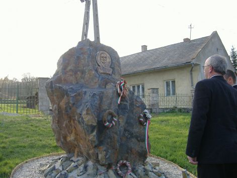 A kő marad - Wass Albert emlékszikla Tolcsván wass_albert_szikla_tolcsvan.jpg